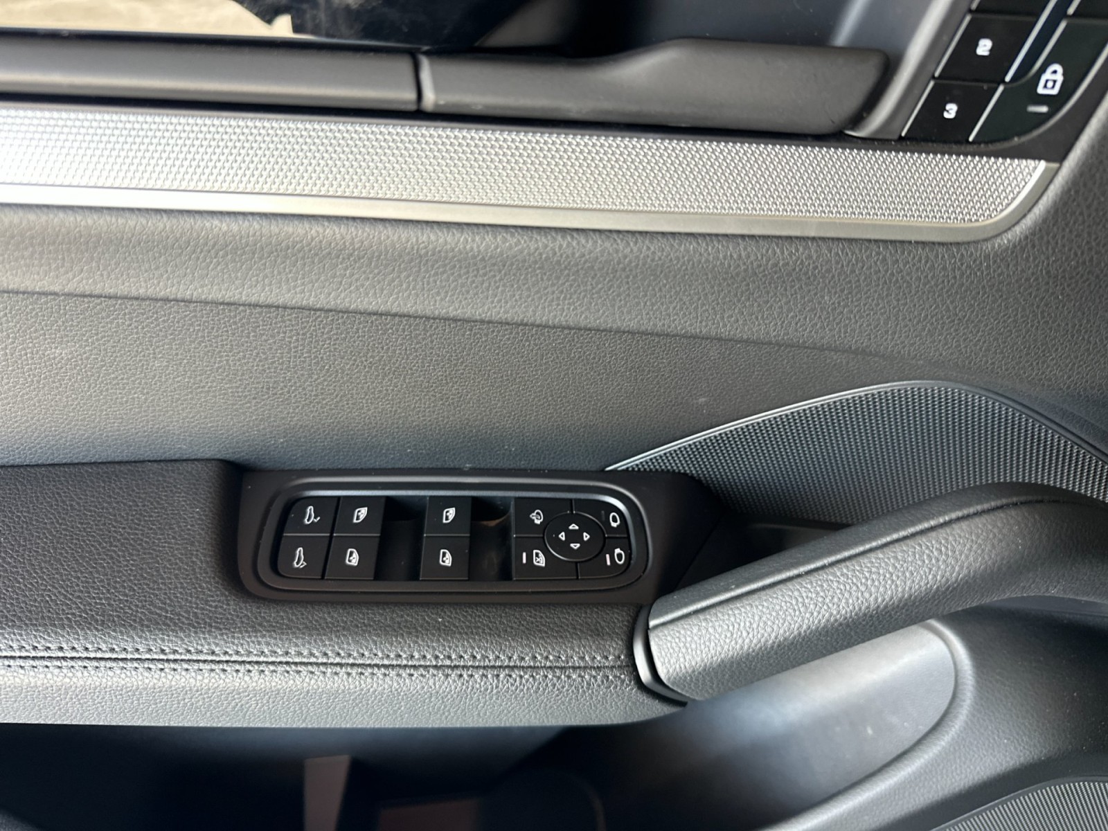 2025 Porsche Cayenne S photo 9