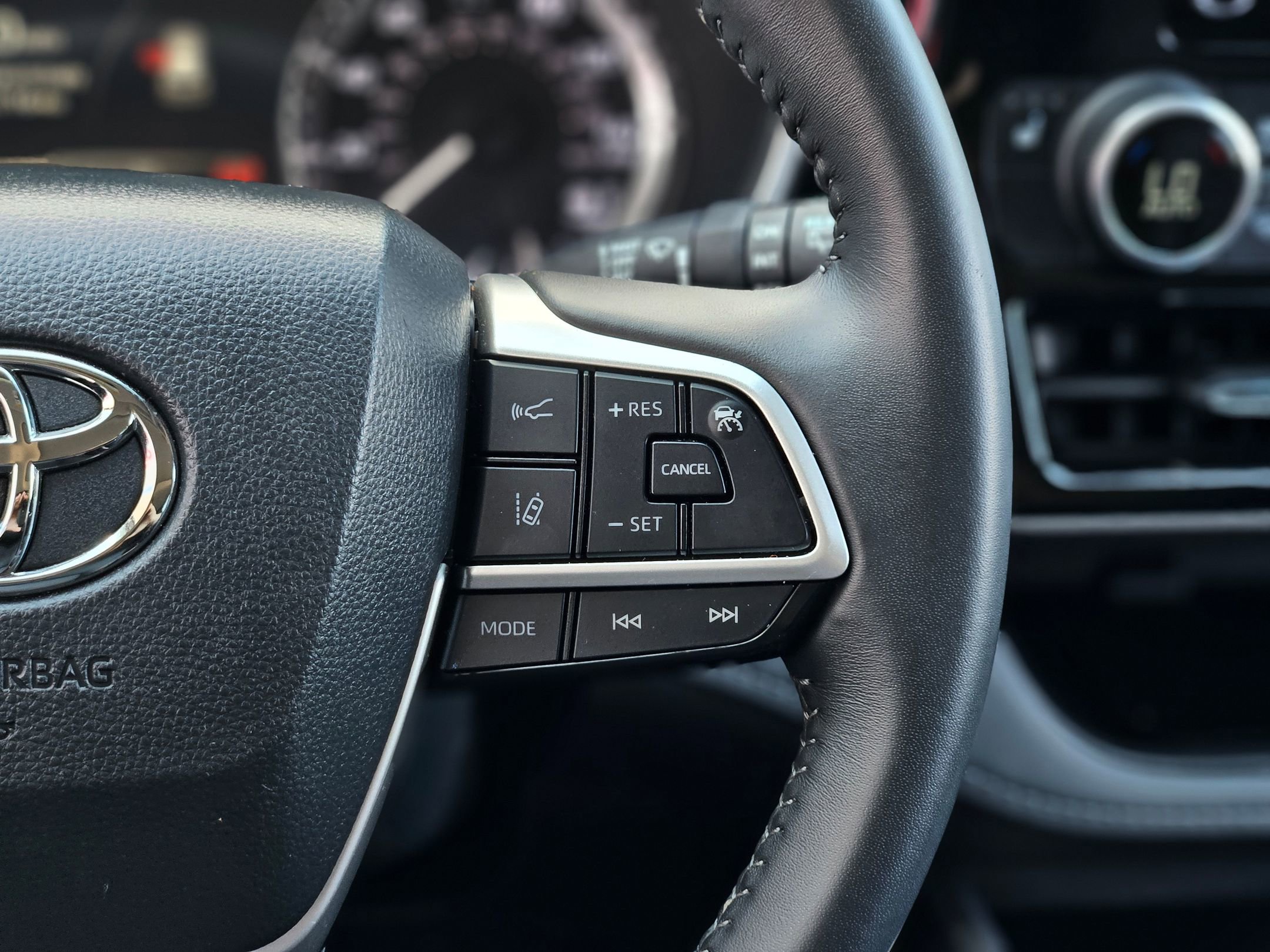 2024 Toyota Highlander XLE photo 28