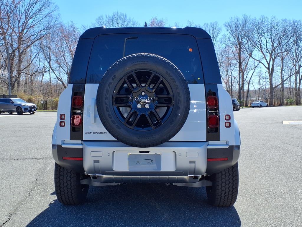2025 Land Rover Defender 90 S photo 22