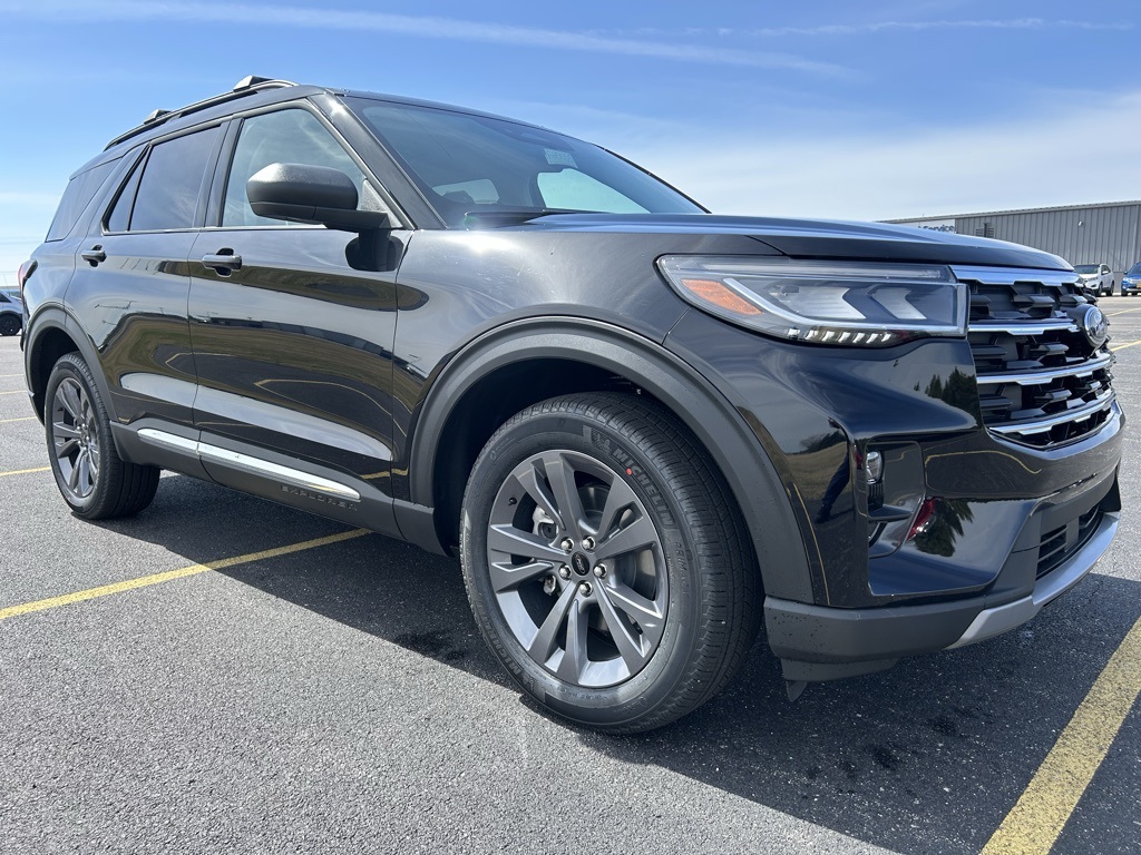 2025 Ford Explorer photo 2