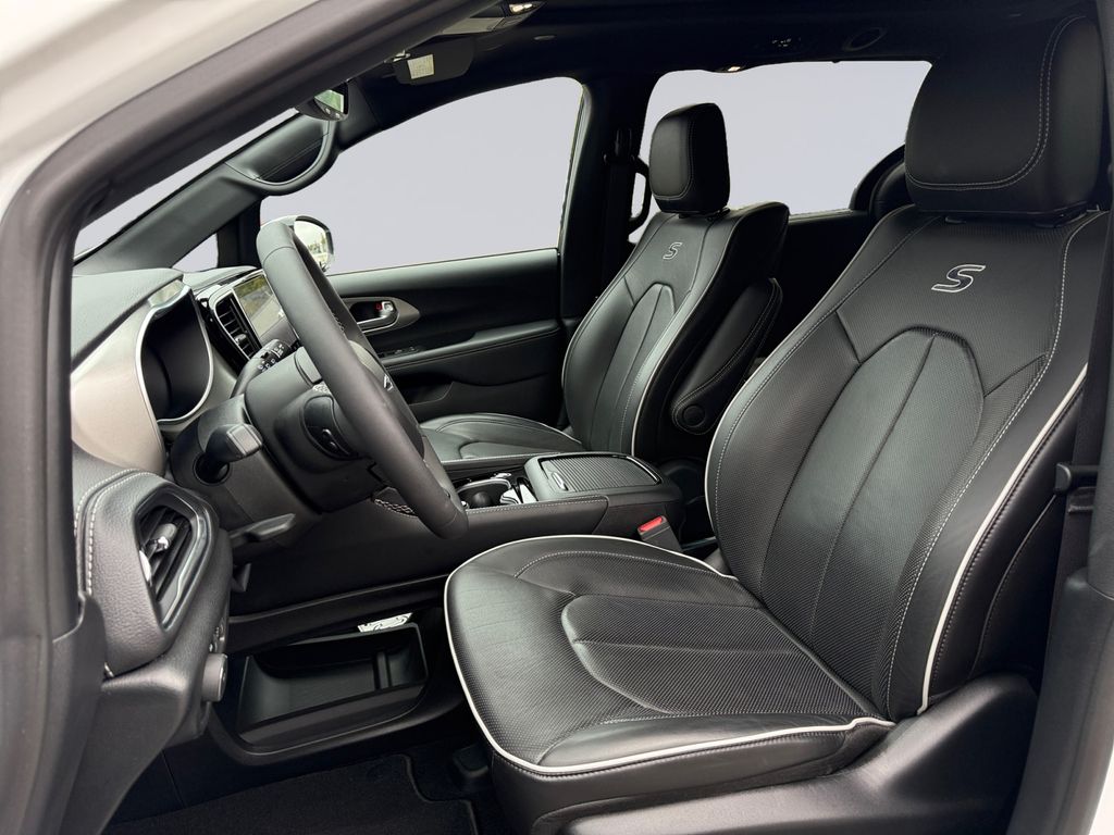 2024 Chrysler Pacifica Hybrid S Appearance photo 10