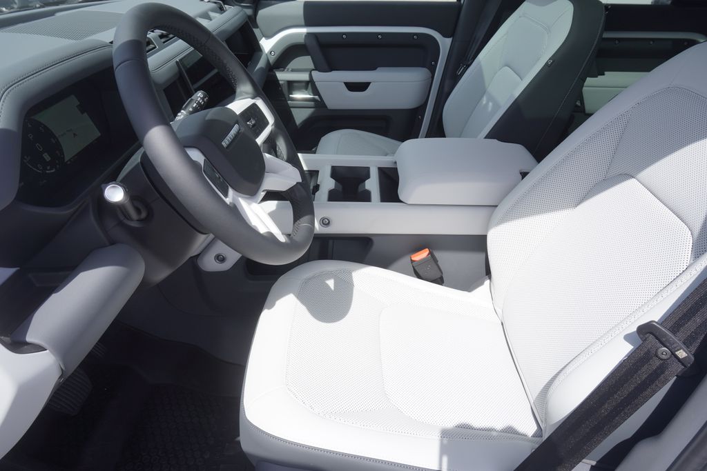 2025 Land Rover Defender 110 S photo 17