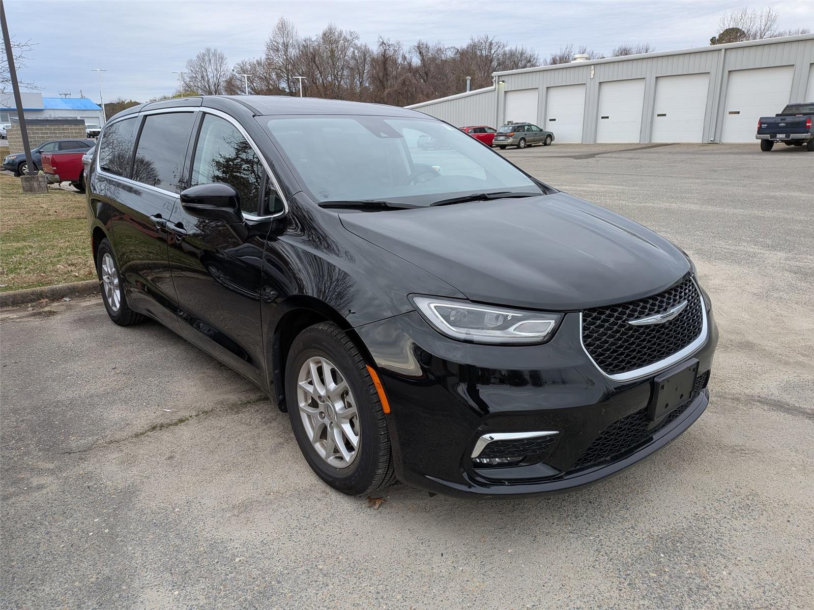 2024 Chrysler Pacifica Touring L's photo