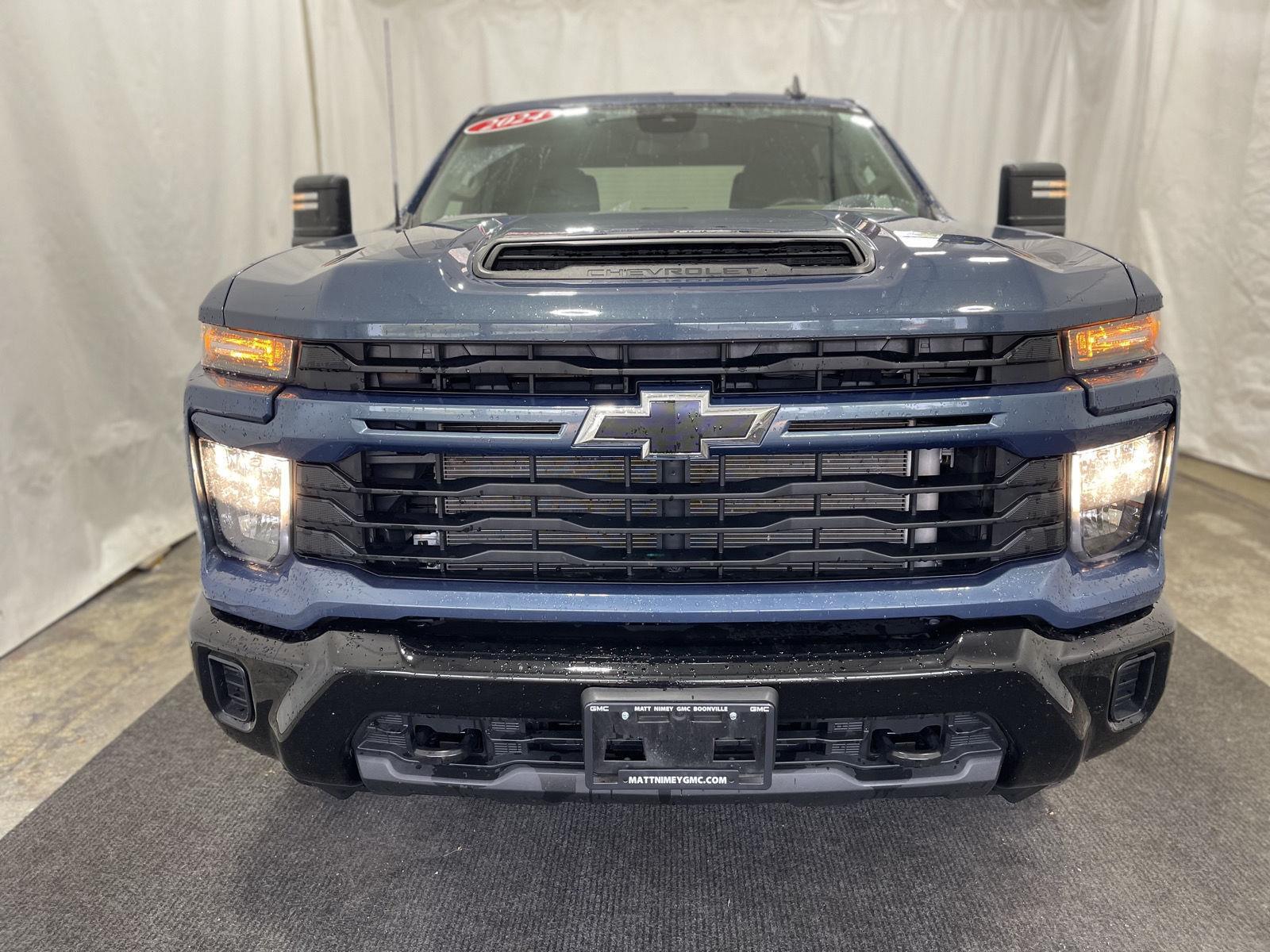 2024 Chevrolet Silverado 2500HD Custom photo 2