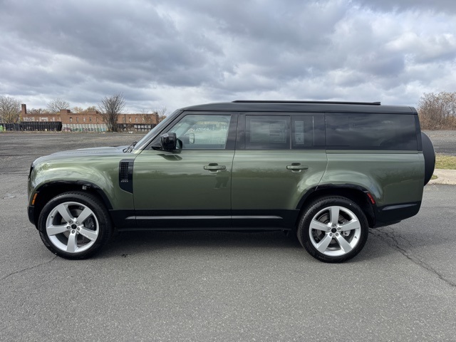 2026 Land Rover Defender 130 X-Dynamic SE photo 2