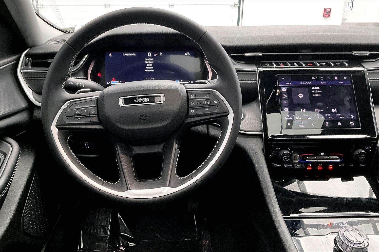 2023 Jeep Grand Cherokee Laredo X photo 3