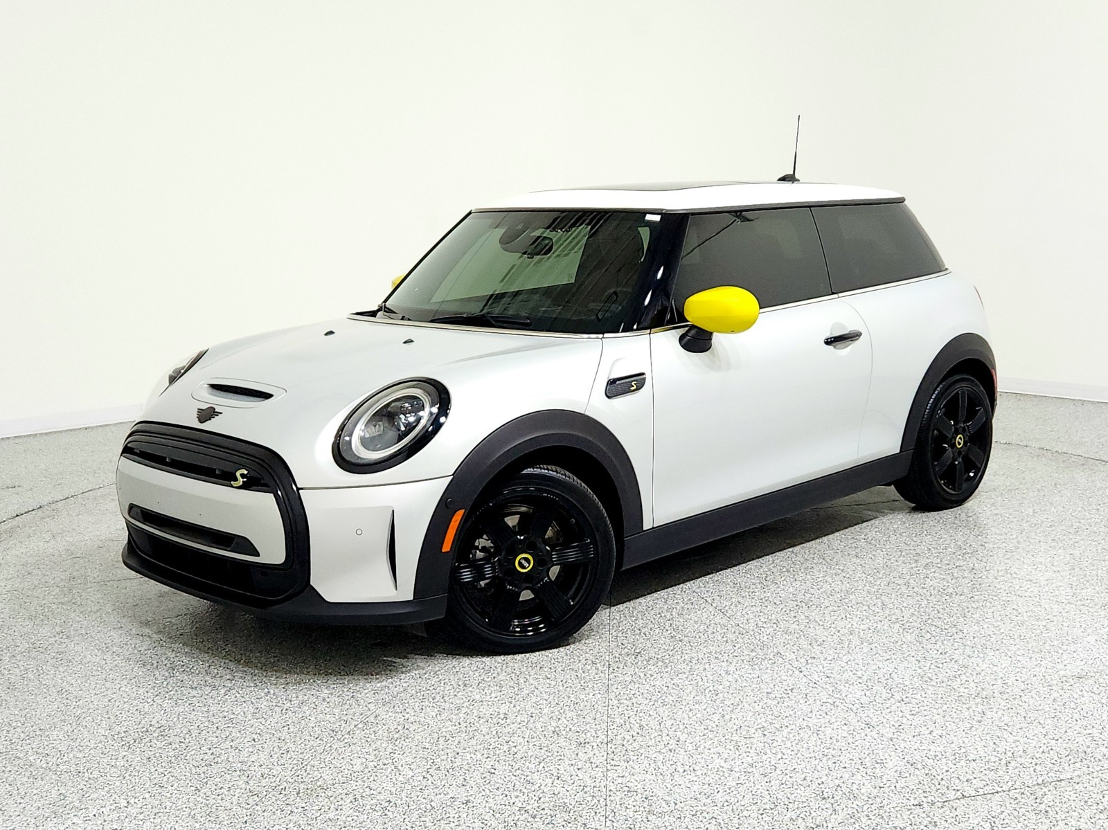 2023 MINI Hardtop 2 Door SE's photo