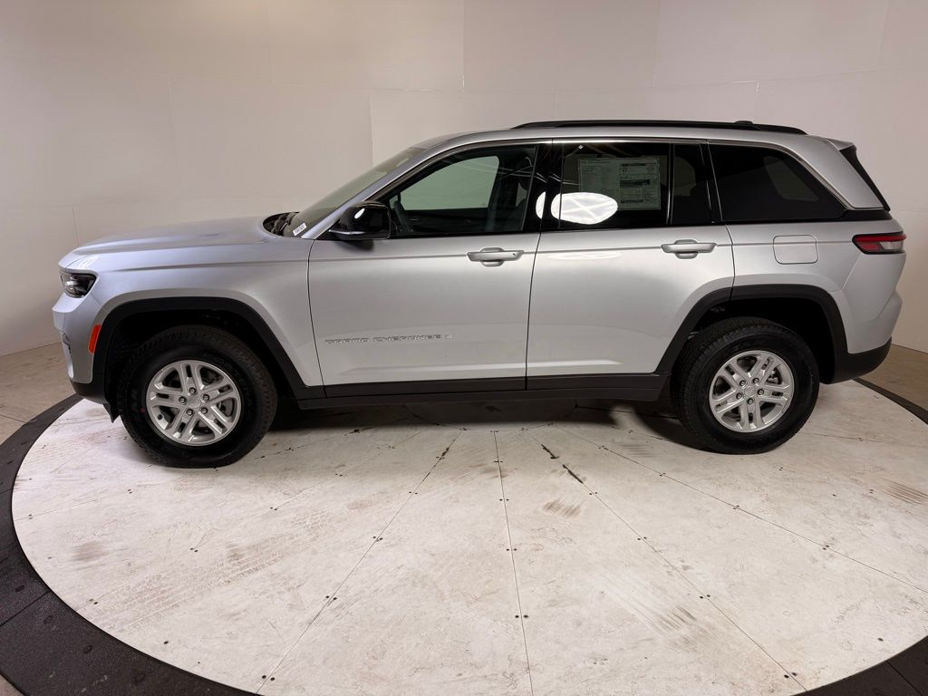 2025 Jeep Grand Cherokee Laredo photo 4