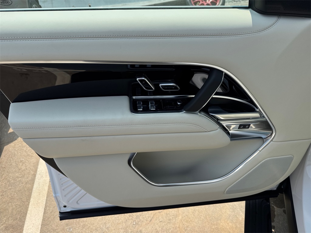 2025 Land Rover Range Rover SE photo 16