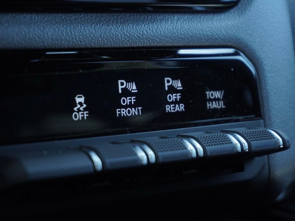 New 2026 Diamond Black Crystal Pearl-Coat Exterior Paint RAM Big Horn Sport Appearance Edition image 17