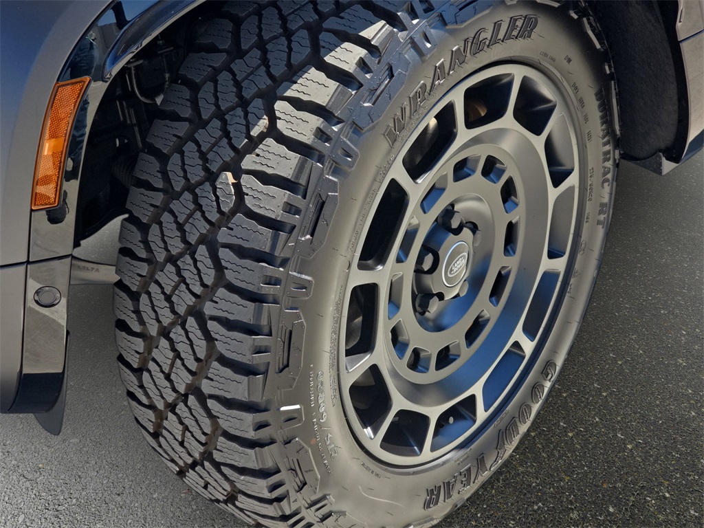 2025 Land Rover Defender 110 V8 photo 30
