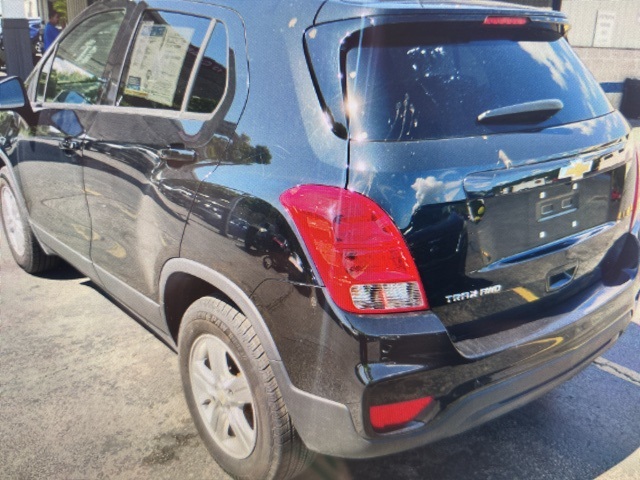 2022 Chevrolet Trax LS photo 3