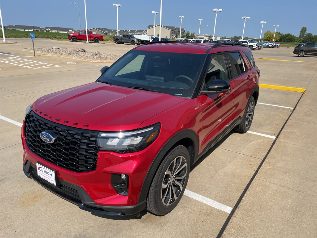 2025 Ford Explorer ST-Line photo 2