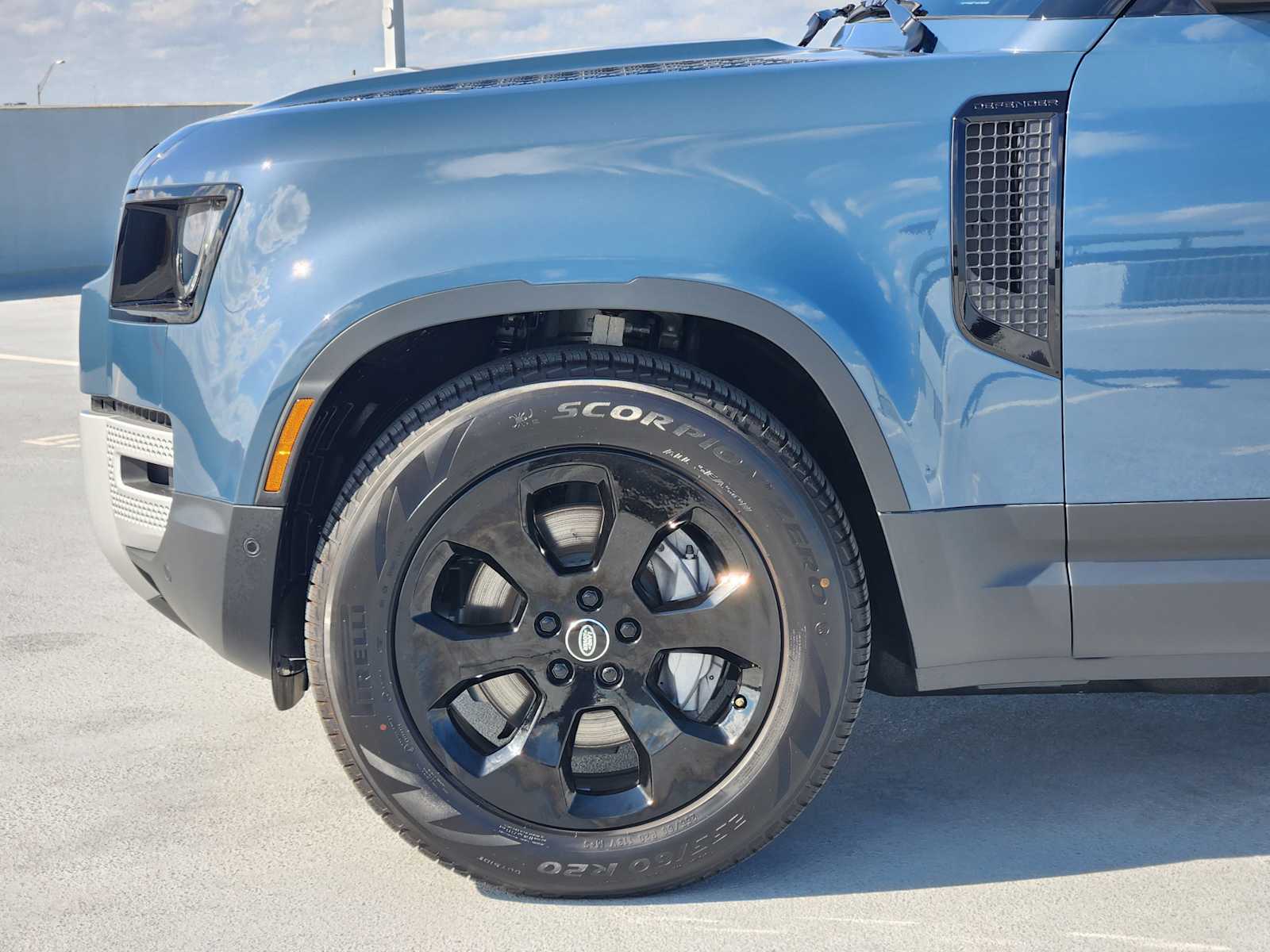 2025 Land Rover Defender 110 S photo 9