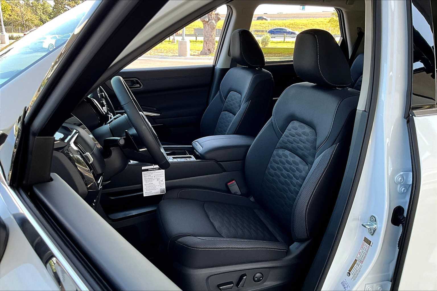 2025 Nissan Pathfinder SV photo 9