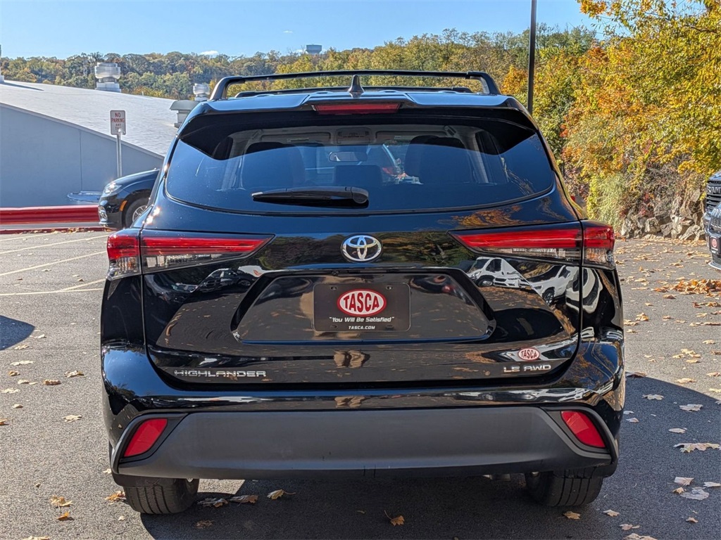 2022 Toyota Highlander LE photo 4