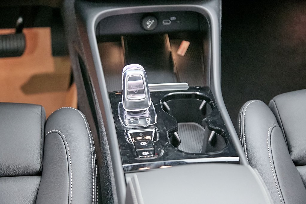 2025 VOLVO XC40 - Image 22