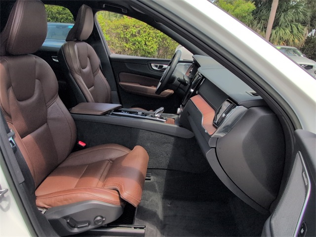 2023 Volvo XC60 B5 Ultimate photo 16