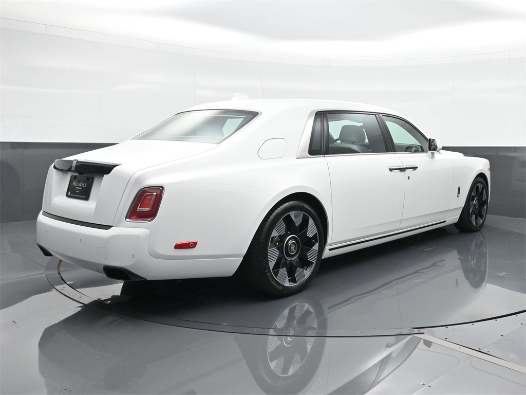 2026 Rolls Royce Phantom RR photo 2