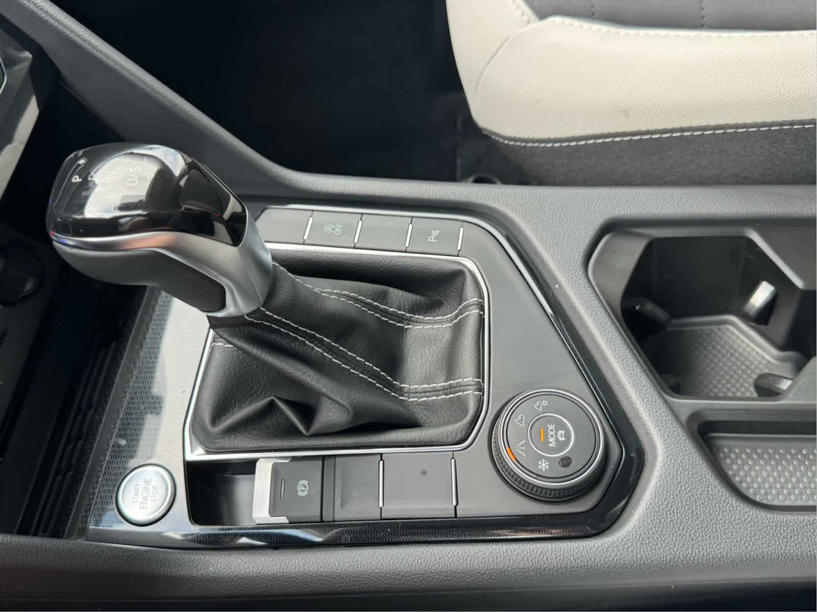 2025 Volkswagen Taos SE photo 21