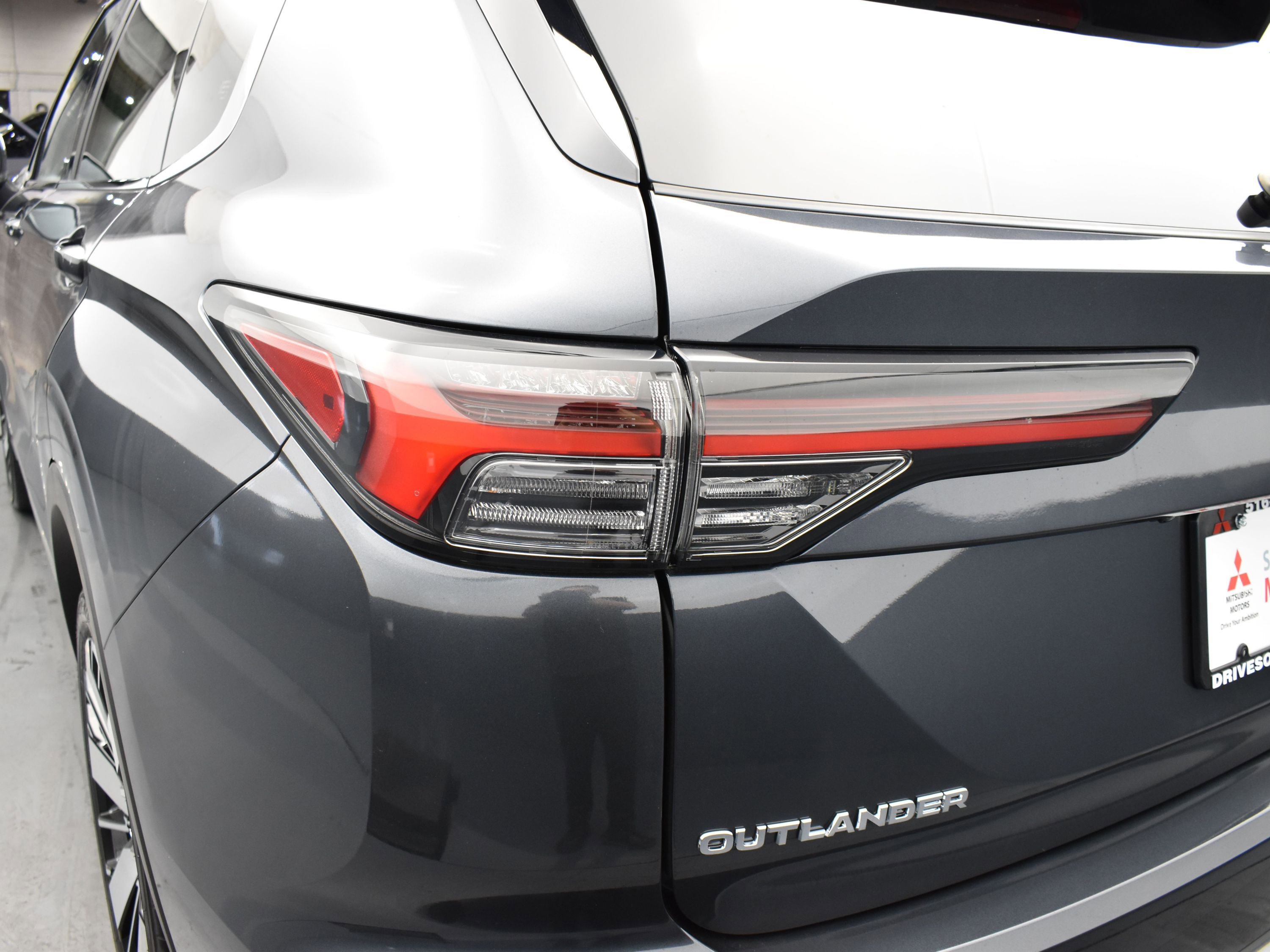 2025 Mitsubishi Outlander SEL photo 7