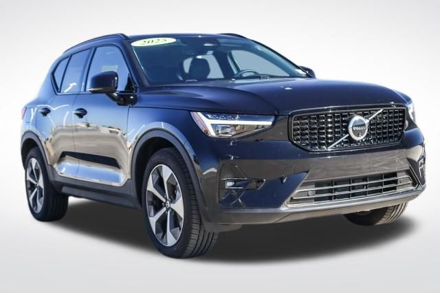 2025 Volvo XC40 Plus photo 3