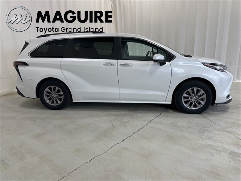 2023 Toyota Sienna XLE photo 2