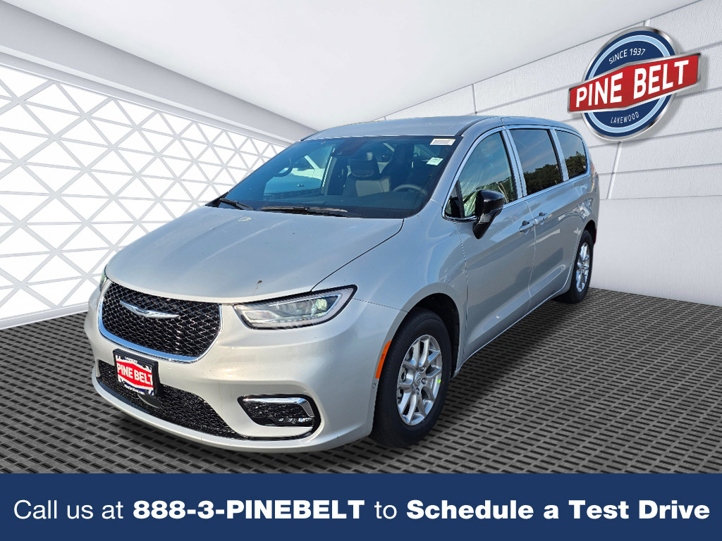 2026 Chrysler Pacifica Select's photo