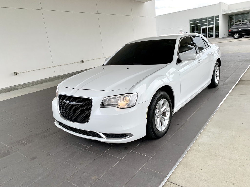 2023 Chrysler 300 Touring's photo