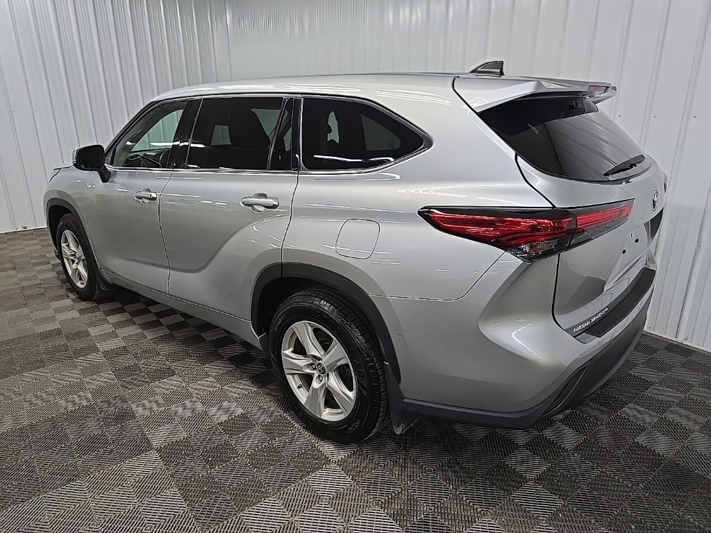 2022 Toyota Highlander LE photo 9