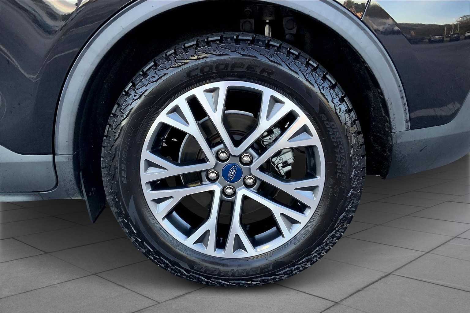 2020 Ford Escape SEL photo 10