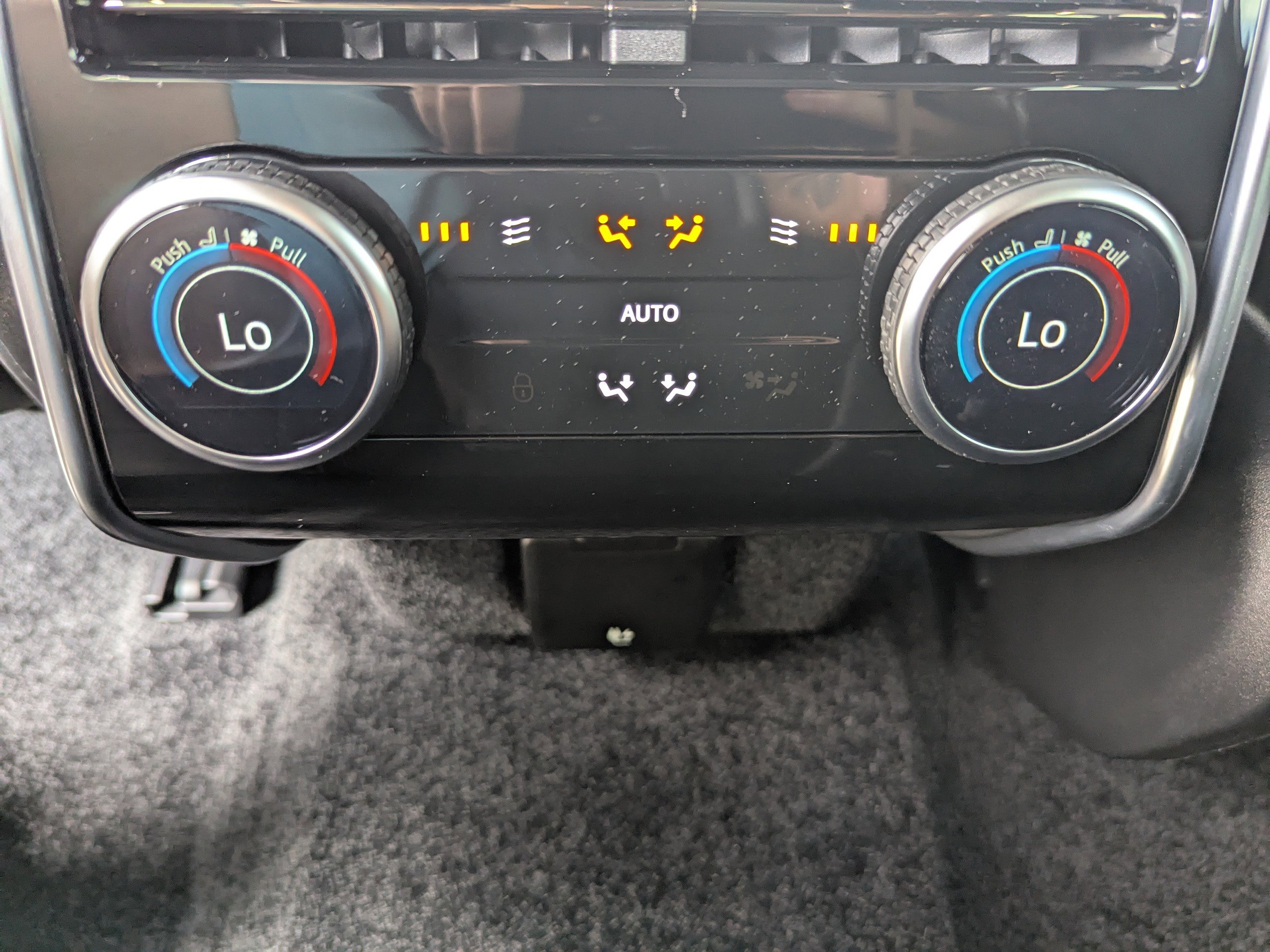 2025 Land Rover Range Rover SE photo 18