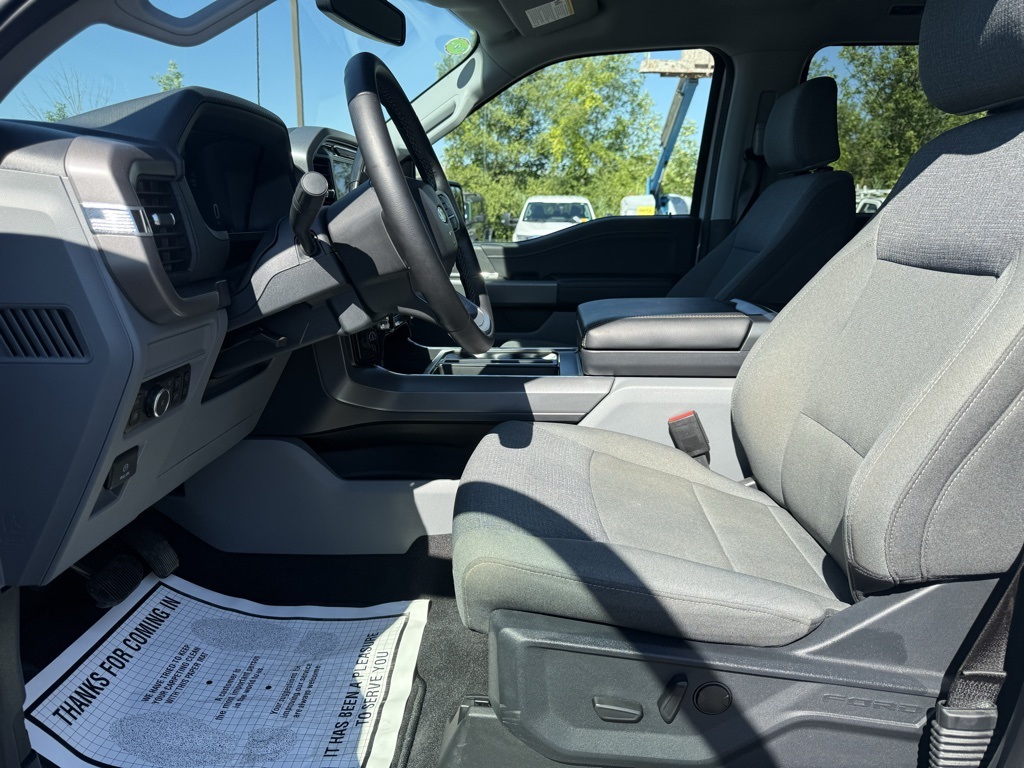 2025 Ford F-150 XLT photo 2