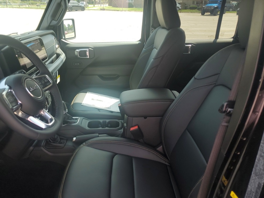 2025 Jeep Wrangler Sahara photo 12