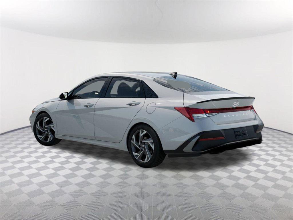 2025 Hyundai Elantra SEL Sport photo 3