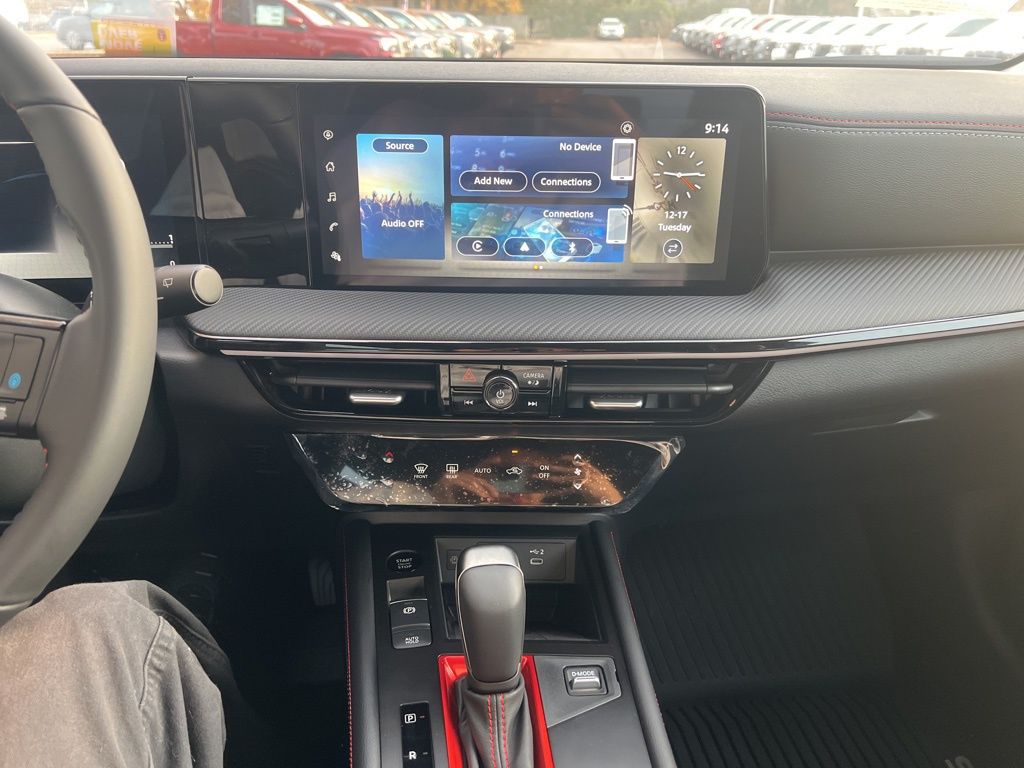 2025 Nissan Kicks SR photo 8