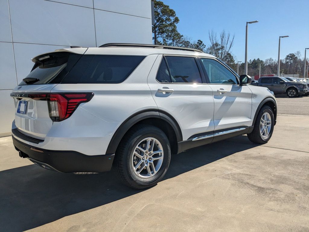 2025 Ford Explorer photo 4
