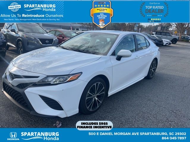 2019 Toyota Camry SE's photo