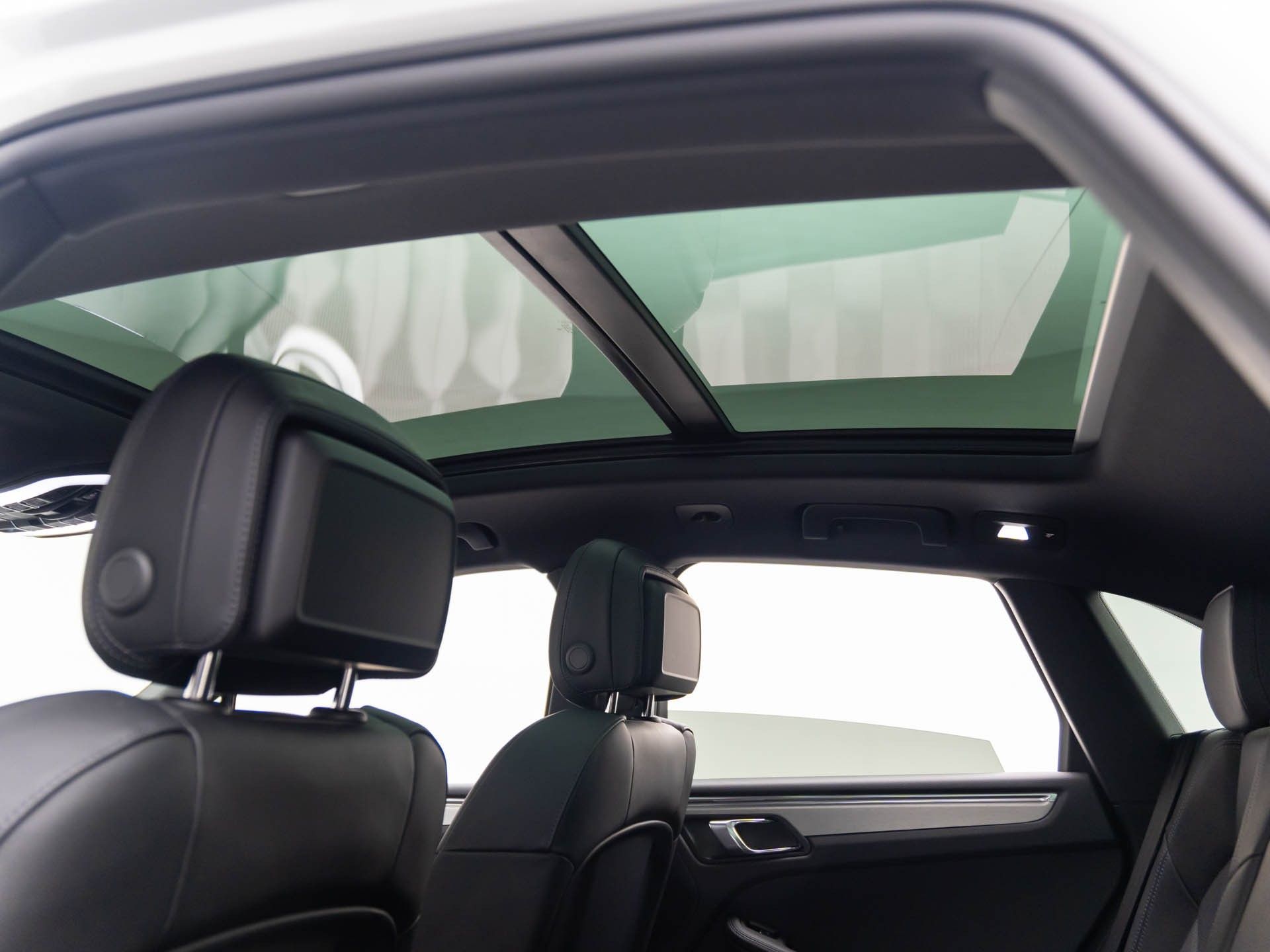 2025 Porsche Macan photo 19