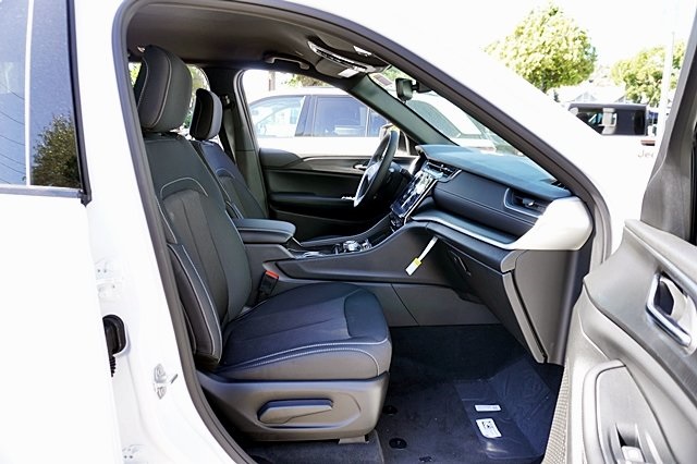 New 2024 Bright White Clear-Coat Exterior Paint Jeep Laredo image 14