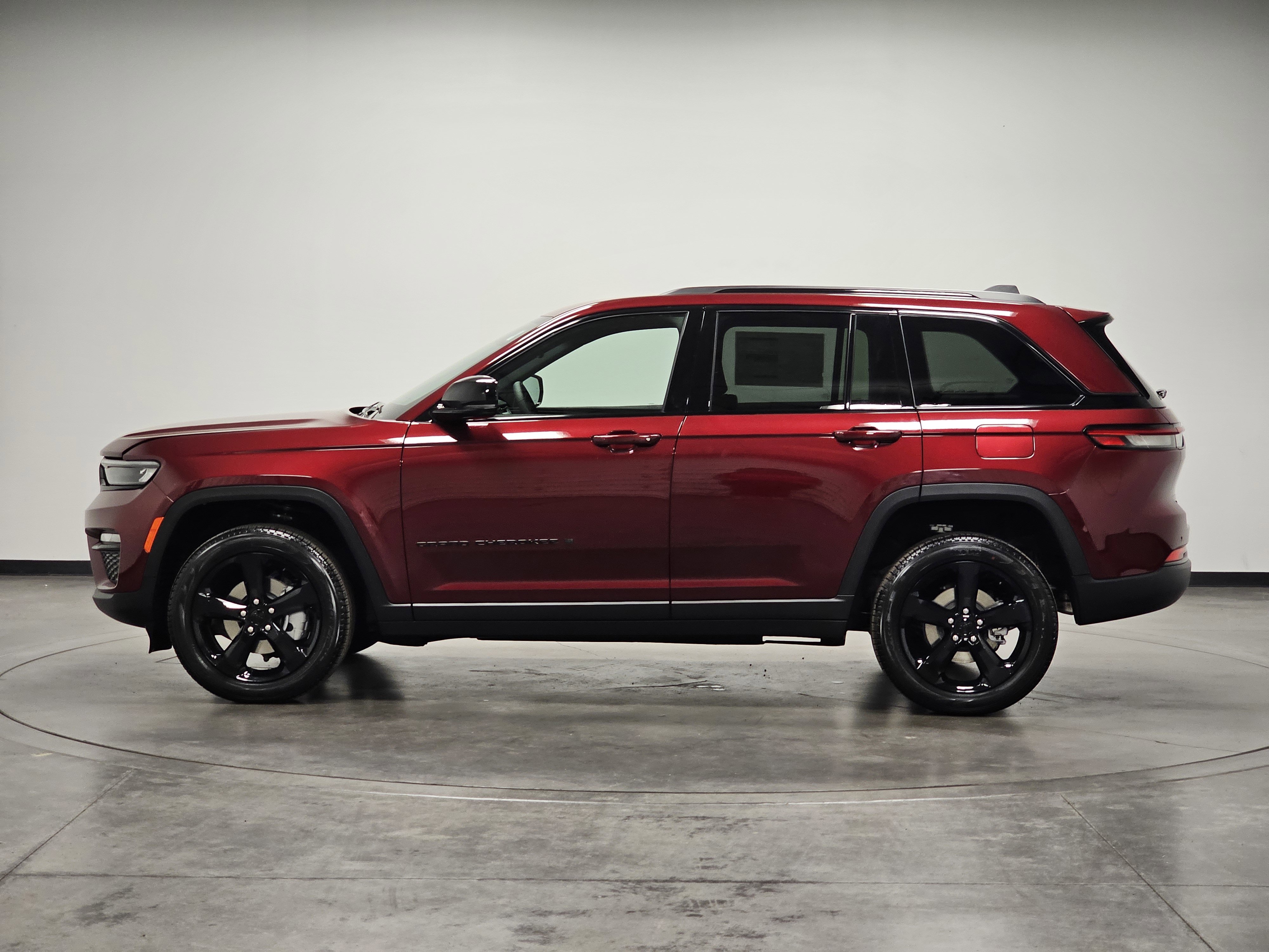 2025 Jeep Grand Cherokee Limited photo 3