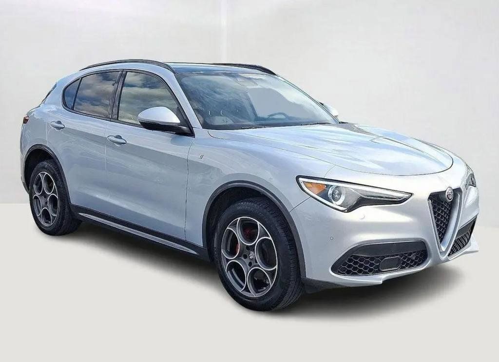 2023 Alfa Romeo Stelvio Lusso's photo