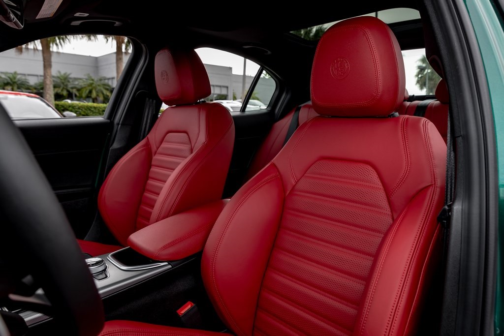 2025 Alfa Romeo Giulia Base photo 25