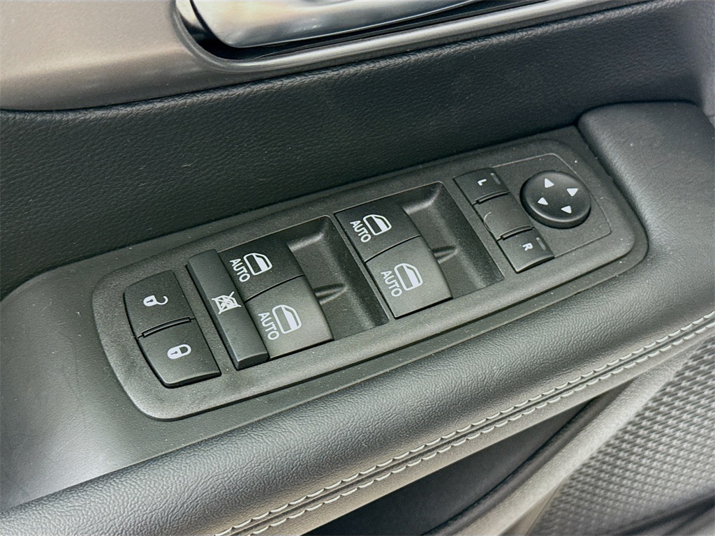 2025 Chrysler Pacifica photo 16