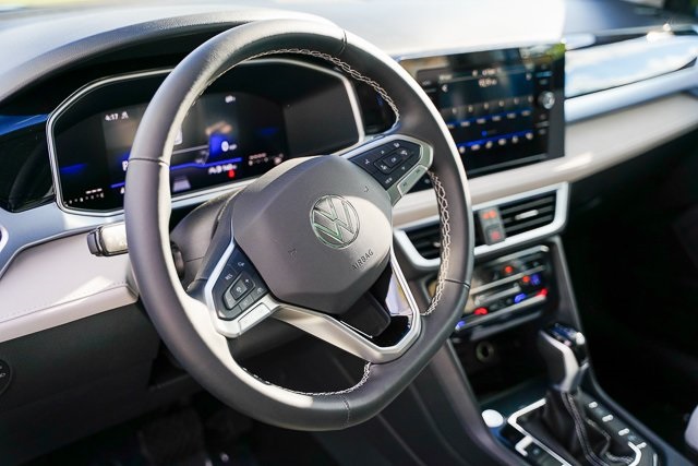 2025 Volkswagen Taos SE photo 4