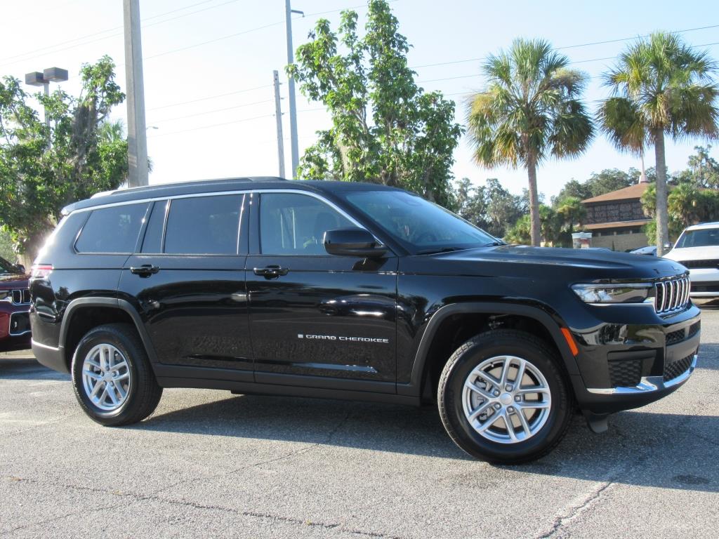 2025 Jeep Grand Cherokee Laredo photo 2