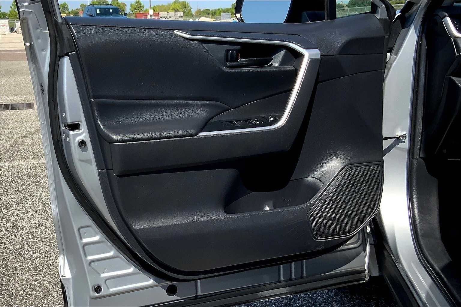 2019 Toyota RAV4 LE photo 20