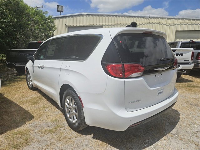 2025 Chrysler Voyager LX photo 3