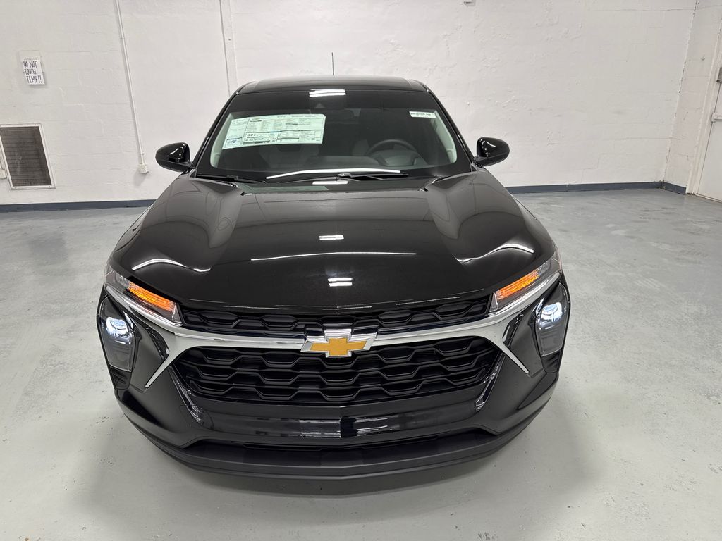 2025 Chevrolet Trax LS photo 2