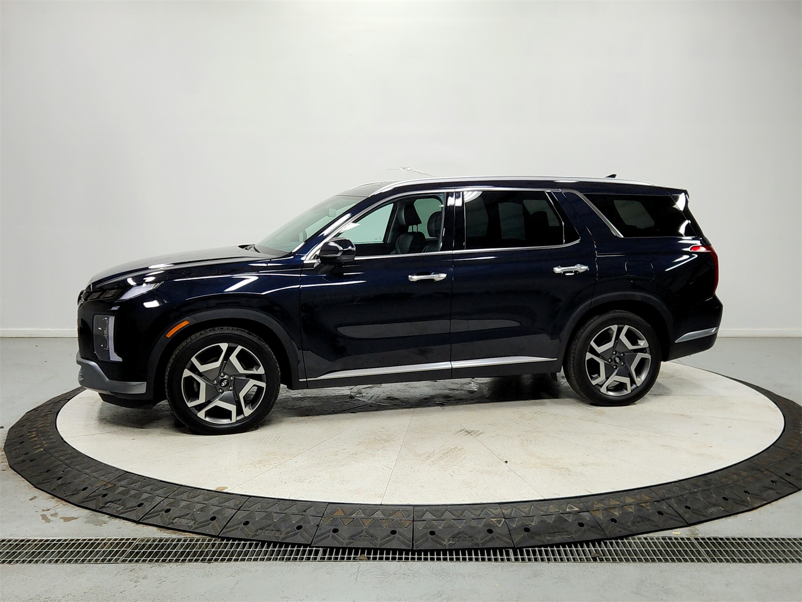 2023 Hyundai Palisade Limited photo 2